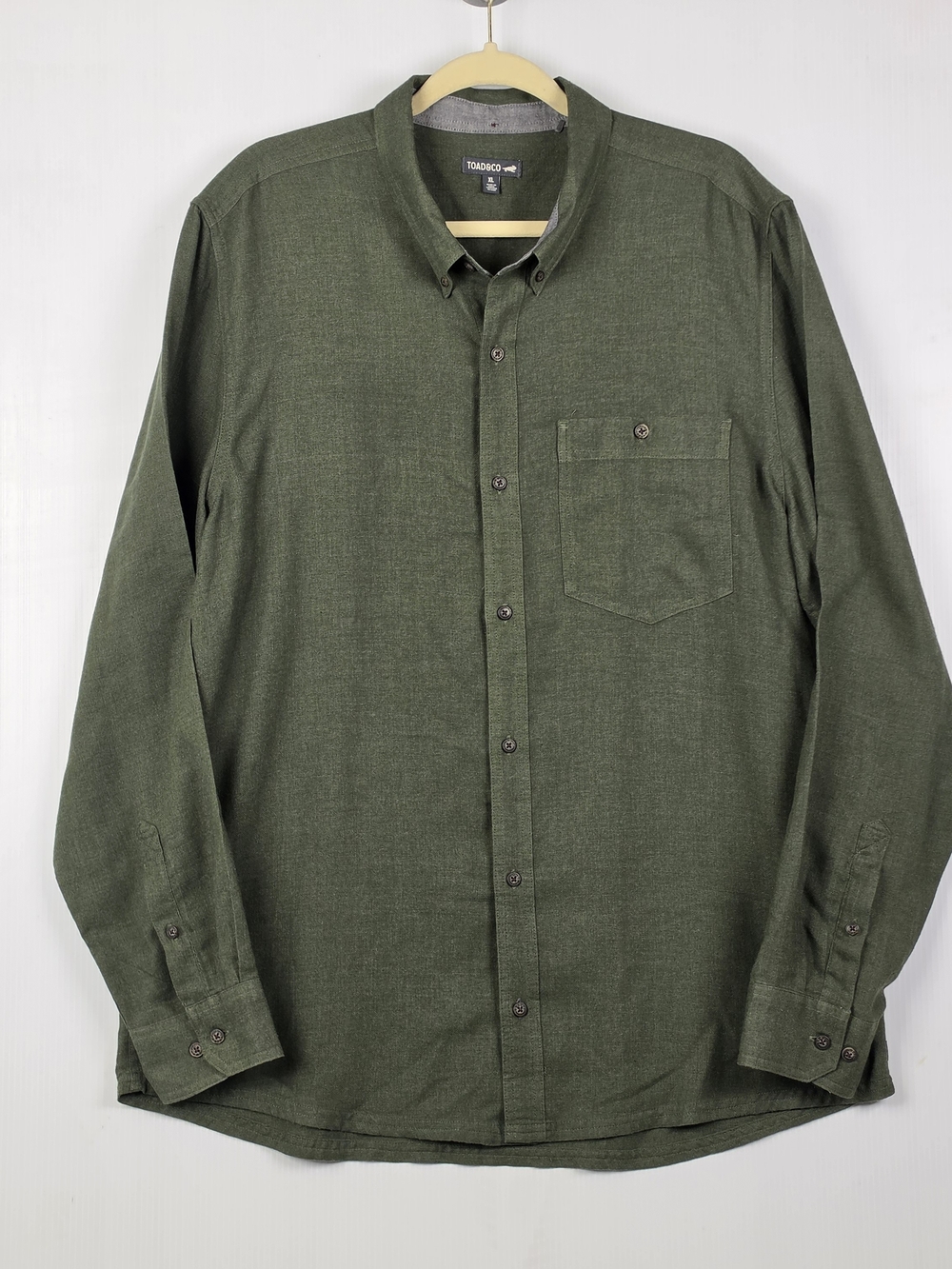 Toad&Co Men's Olive-Style Button-Down Shirt in Dark Green
